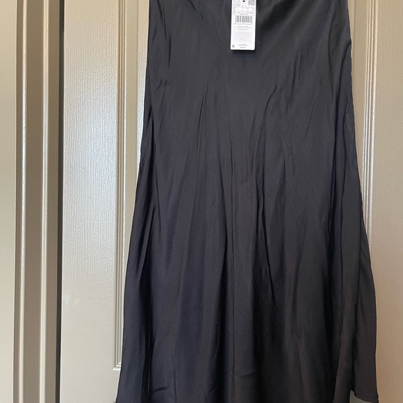 Flowy fabric, Satin, Midi design, Flared design, Elastic waist, Party and events - Picture 4 of 4